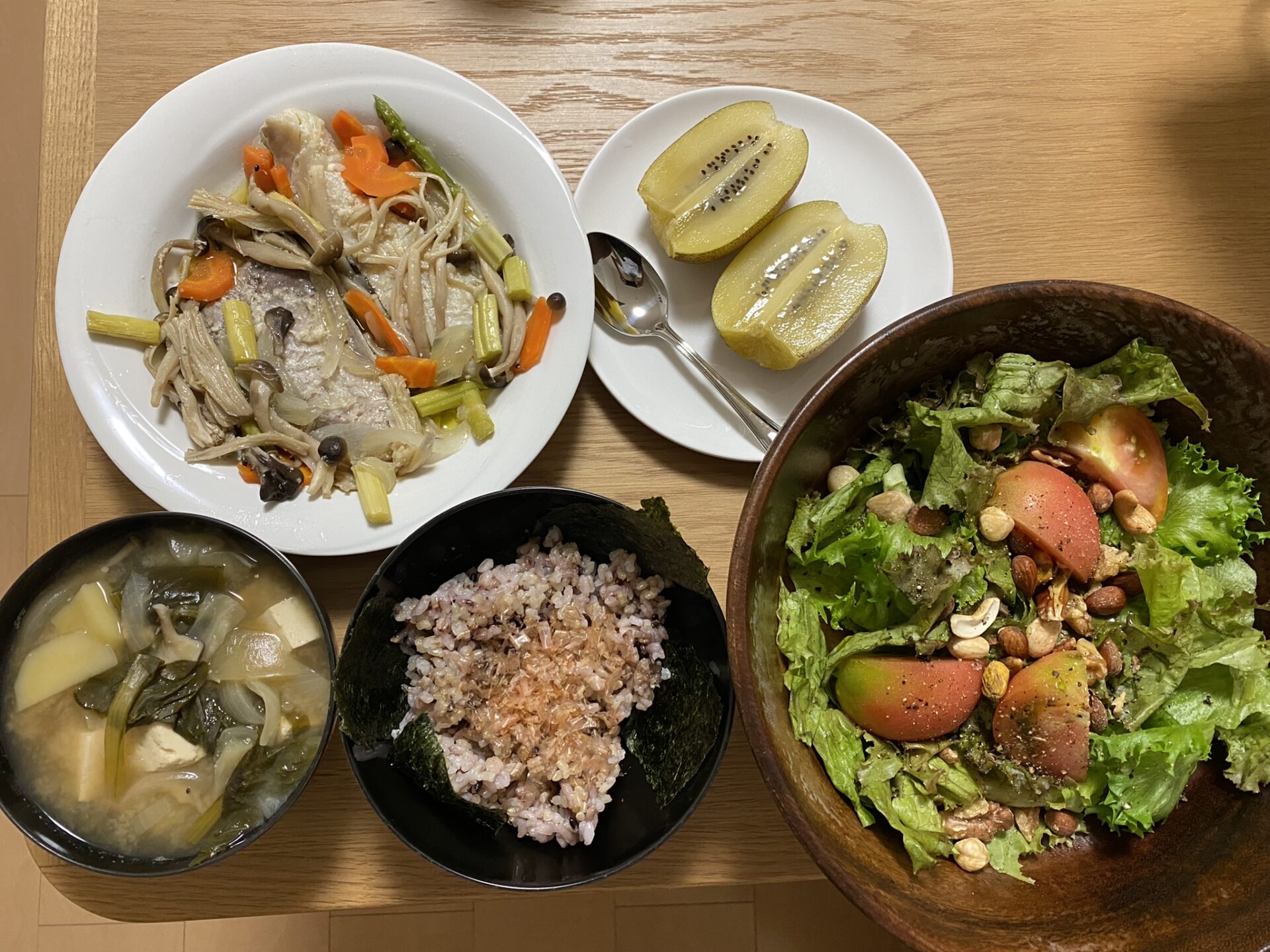 ブリとタラのホイル焼き、キウイ
味噌汁、雑穀ごはん、レタスとトマトとナッツ