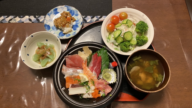 ミニカレー、サラダ、
こんにゃく、海鮮丼、味噌汁