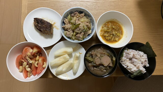 いさきの塩焼き、鶏肉とネギの煮物、アスパラのカレー煮
トマトとナッツ、梨、味噌汁、雑穀ごはんと海苔