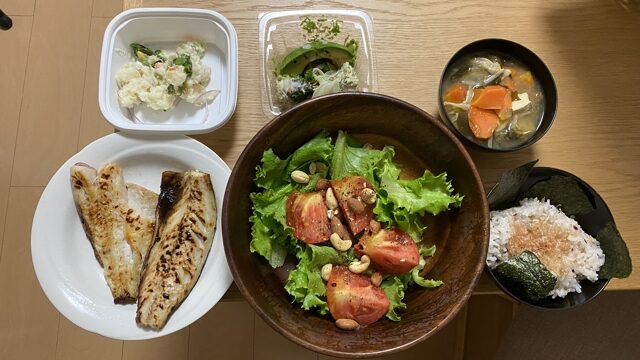 ポテトサラダ、アボカドサラダ、味噌汁
赤魚の塩麹焼きとサバの塩麹焼き、トマトとレタスとナッツ、雑穀ごはんと海苔と鰹節