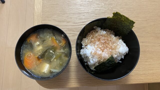 味噌汁、雑穀ごはんと海苔と鰹節