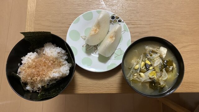 雑穀ごはんと海苔と鰹節、梨、味噌汁