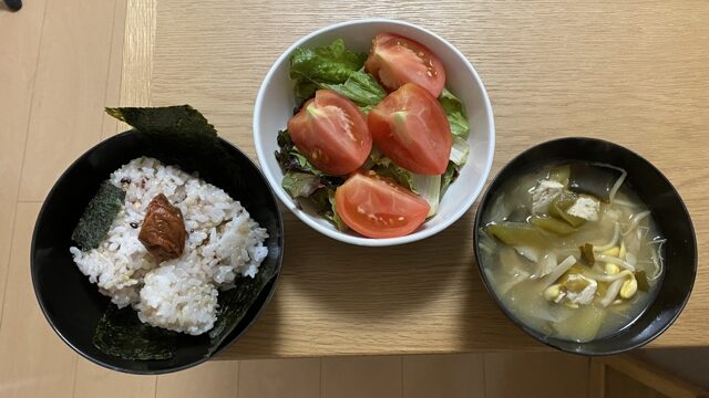 雑穀ごはんと海苔と梅干し、トマトとレタス、味噌汁