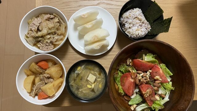 豚丼のタネ、梨、雑穀ごはんと海苔
肉じゃが、味噌汁、トマトとレタスとナッツ