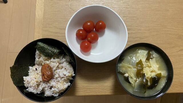 雑穀ごはんと海苔と梅干し、ミニトマト、味噌汁