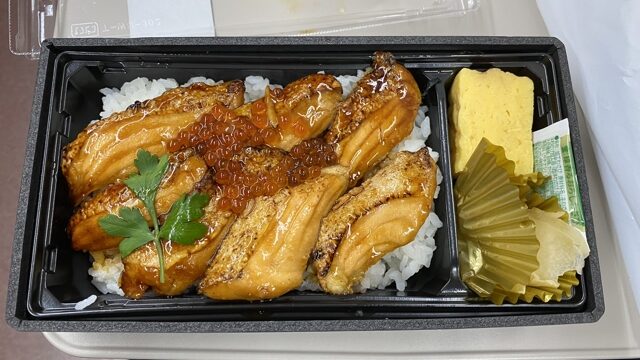 サーモンいくら弁当