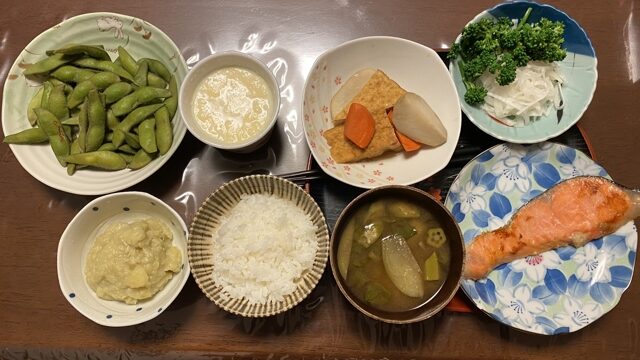 枝豆、茶わん蒸し、煮物、大根サラダ
さつまいもスープ、白ご飯、味噌汁、サーモンの塩焼き