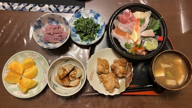 菊のおひたし、ほうれん草のごま和え、海鮮丼
柿、里芋、唐揚げ、味噌汁