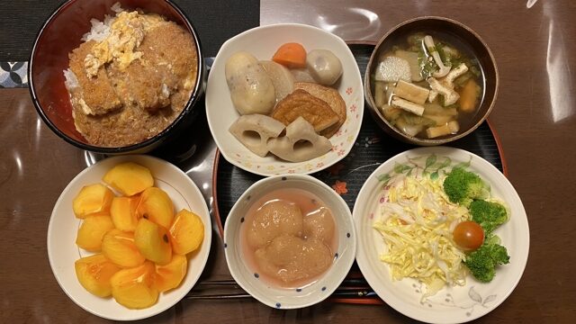 かつ丼、おでん、味噌汁
柿、いちじく、キャベツとブロッコリーとプチトマト