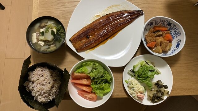 味噌汁、うなぎ、煮物
雑穀ごはんと海苔、トマトとレタスキャベツ、ポテトサラダとレタスキャベツと漬物